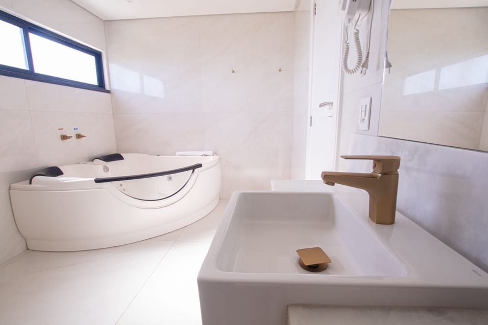 Luxury Twin Room | Bathroom | Soap, shampoo, toilet paper