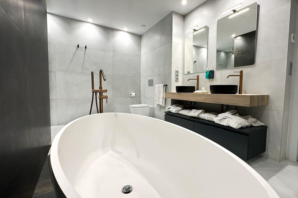 Panoramic Suite | Bathroom | Bathtub, free toiletries, hair dryer, bidet