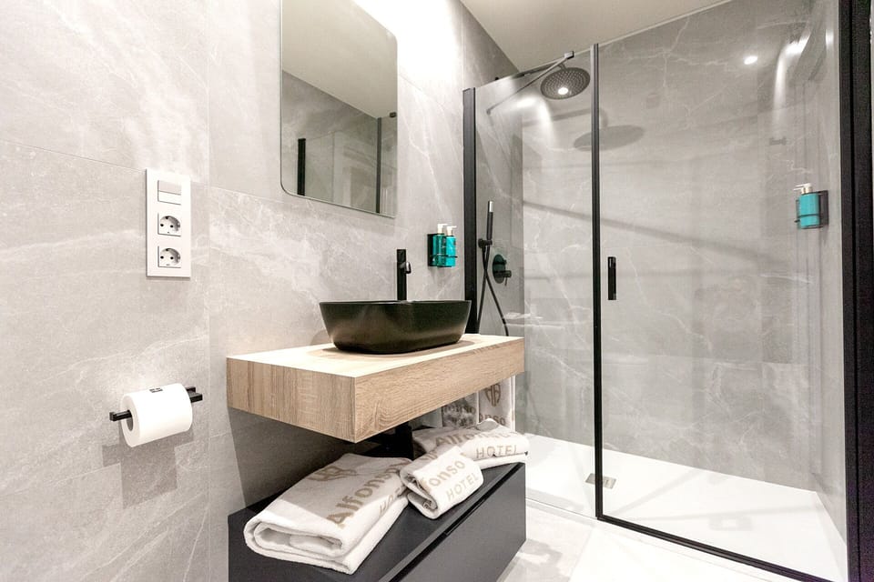 Deluxe Studio Suite | Bathroom | Bathtub, free toiletries, hair dryer, bidet