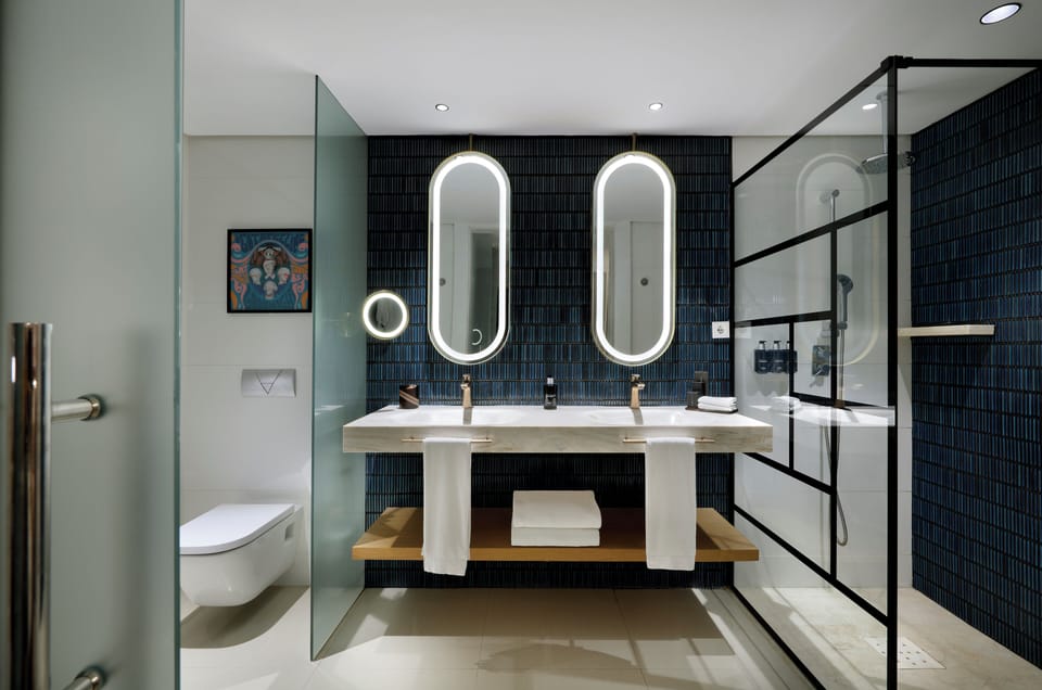 Shower, rainfall showerhead, free toiletries, hair dryer