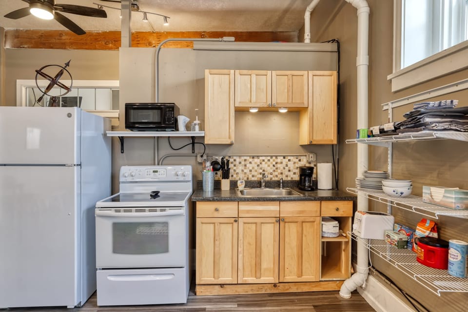 Fridge, oven and microwave, not the largest kitchen but everything you need in the charming Western Suite!