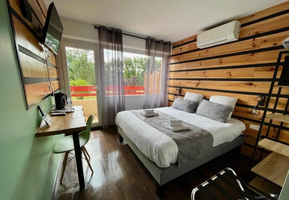 Room, Terrace, Garden View | Premium bedding, laptop workspace, soundproofing, WiFi (free)