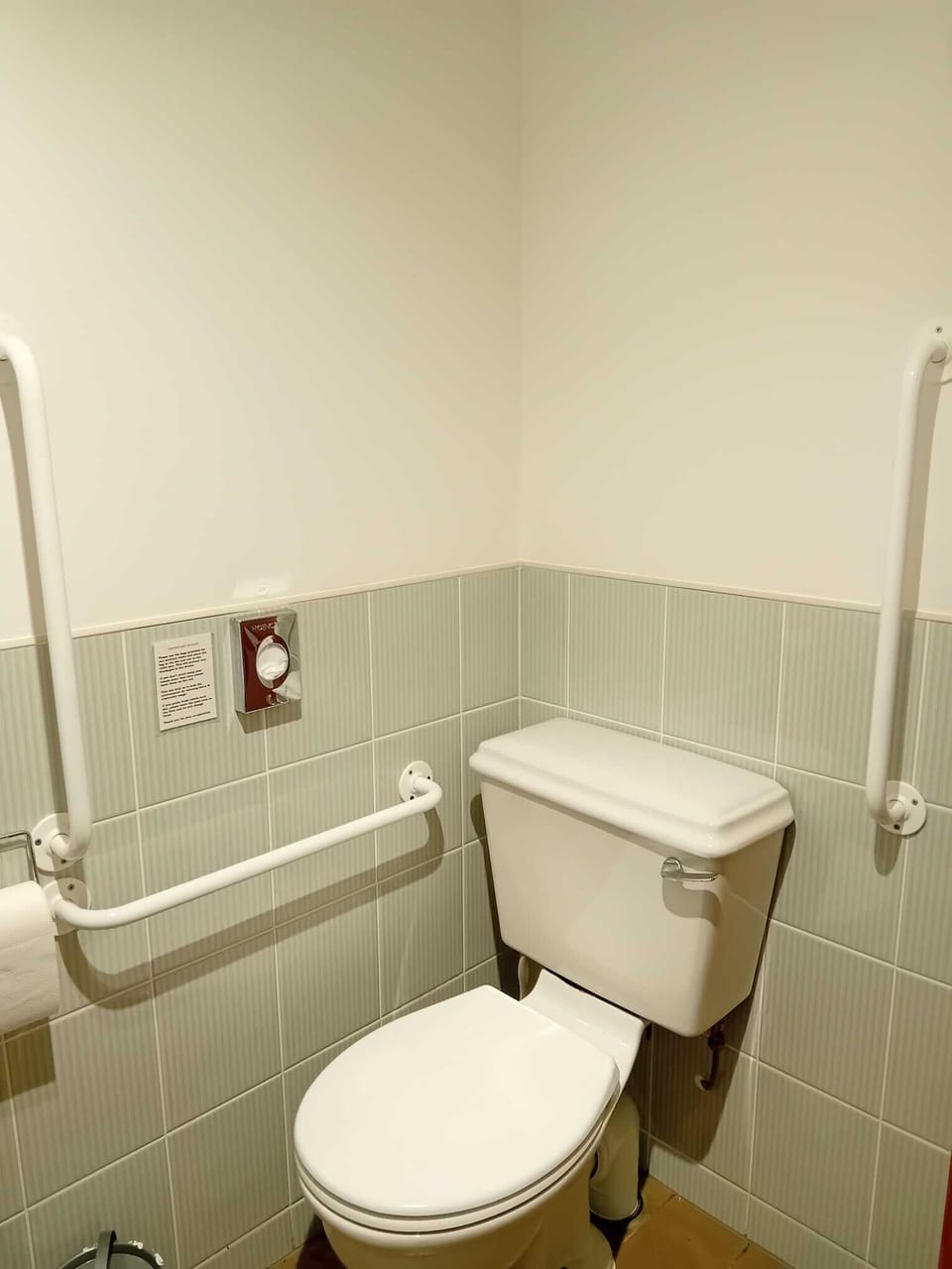 Standard Twin Room | Bathroom | Shower, eco-friendly toiletries, hair dryer, towels