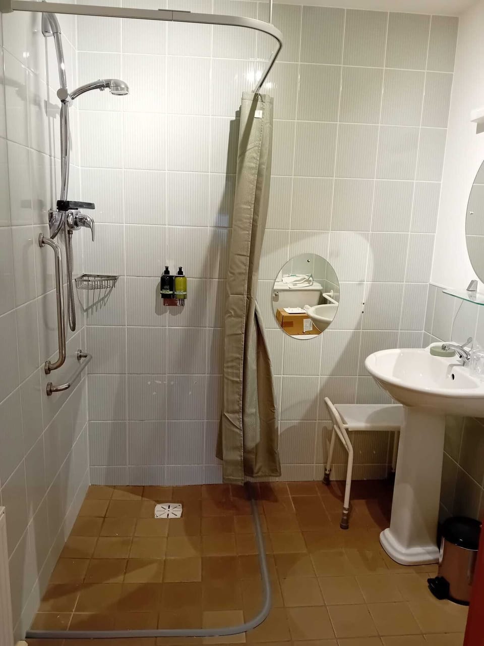 Standard Twin Room | Bathroom | Shower, eco-friendly toiletries, hair dryer, towels