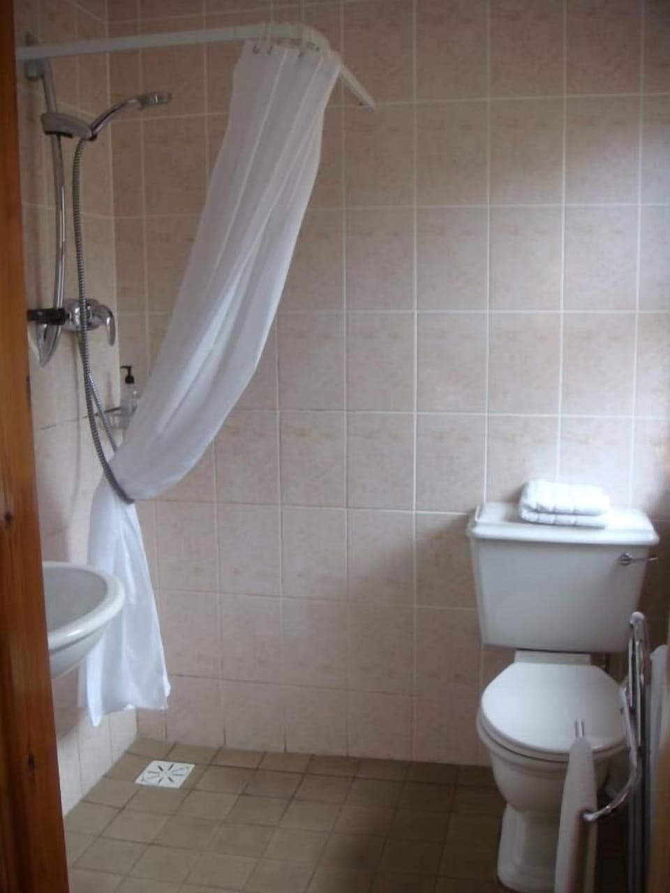 Standard Double Room | Bathroom | Shower, eco-friendly toiletries, hair dryer, towels