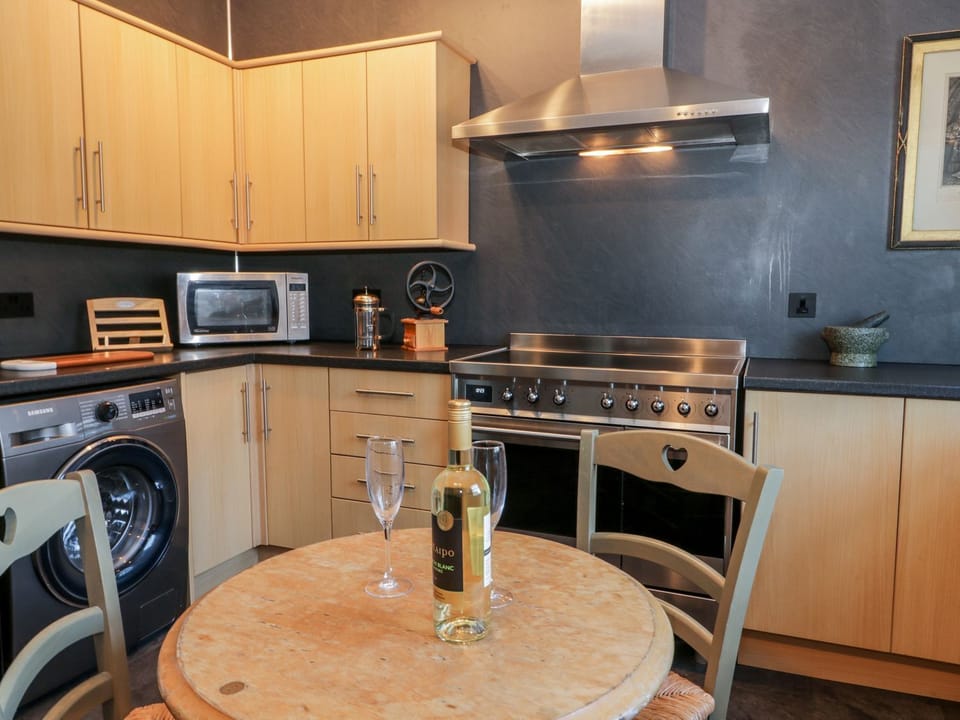 Cottage | Private kitchen | Fridge, microwave, dishwasher, electric kettle