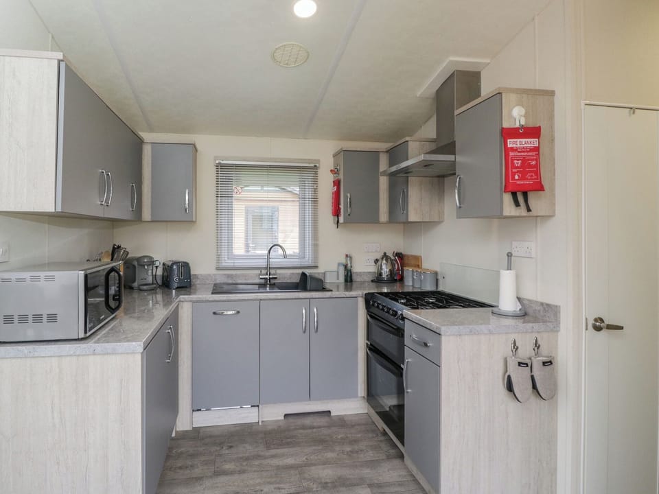Cottage | Private kitchen | Fridge, microwave, dishwasher, electric kettle