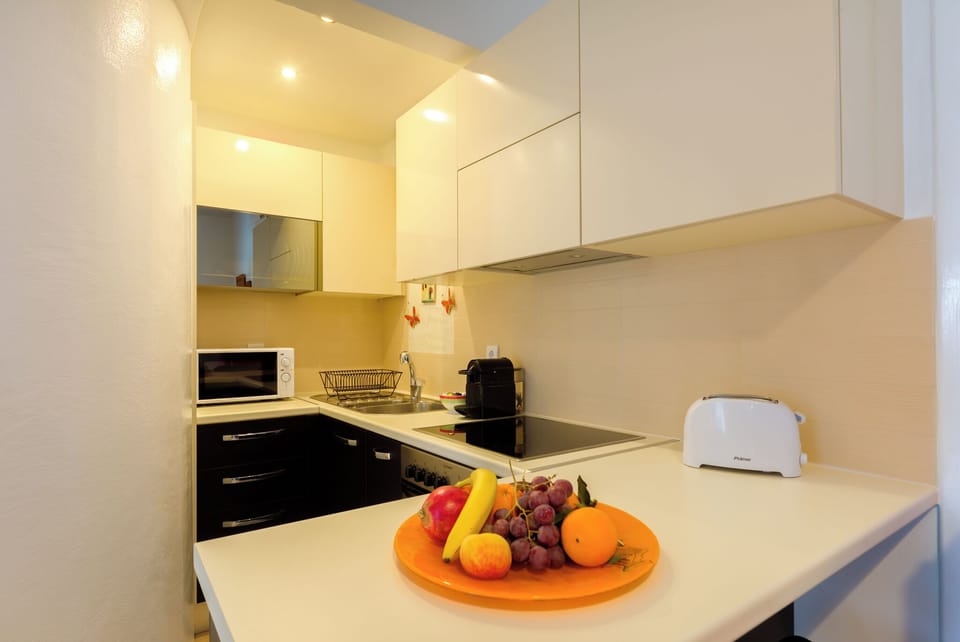 MBA SUITE | Private kitchen | Fridge, microwave, cookware/dishes/utensils, paper towels