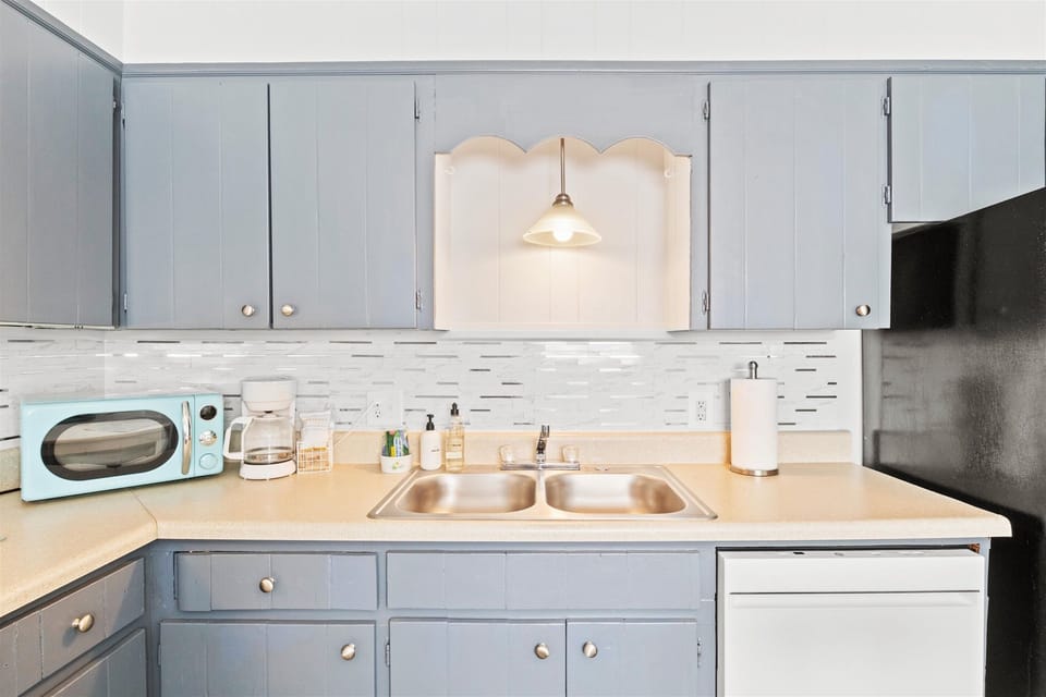 every Red carpet kitchen comes with dish soap, dishwasher and detergent, hand soap, paper towels, and a fresh sponge