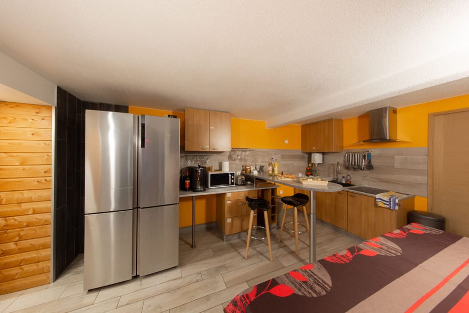 Deluxe Double Room, Ensuite, Courtyard View | Private kitchen | Highchair