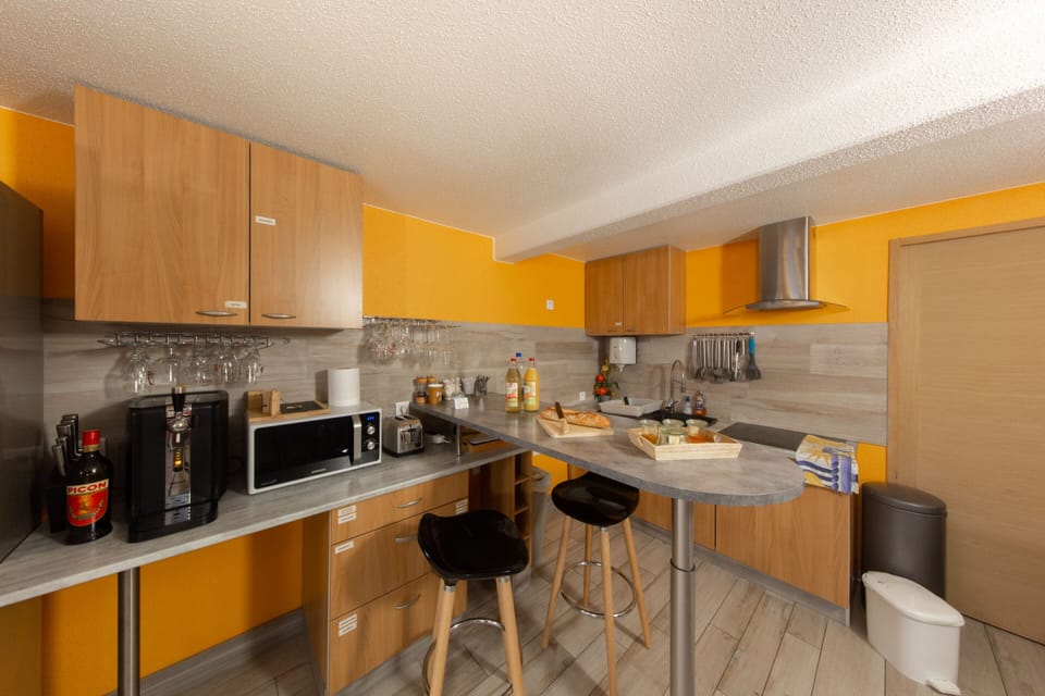 Deluxe Double Room, Ensuite, Courtyard View | Private kitchen | Highchair