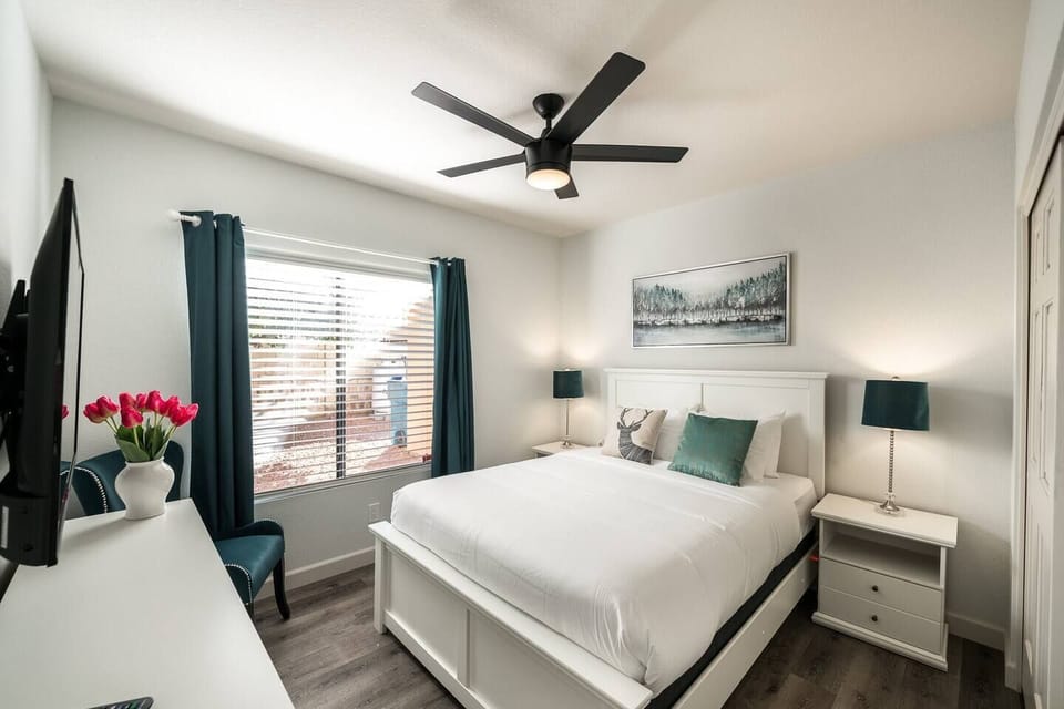 Downstairs bedroom - Queen bed