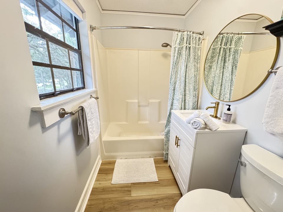 Full Bathroom 