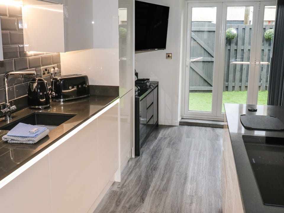 Cottage | Private kitchen | Fridge, dishwasher, electric kettle, toaster