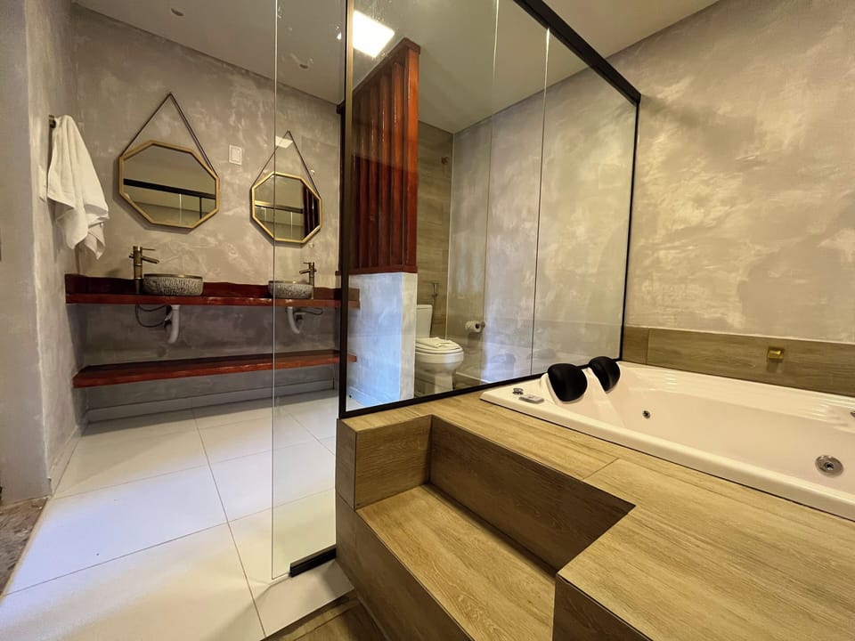 Luxury Double Room | Bathroom | Free toiletries, towels, soap, shampoo