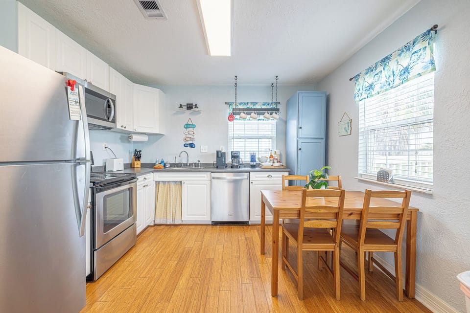 Fully stocked kitchen, dishwasher, fridge, oven/stove and reverse osmosis water