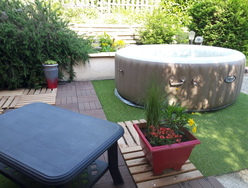 Outdoor spa tub