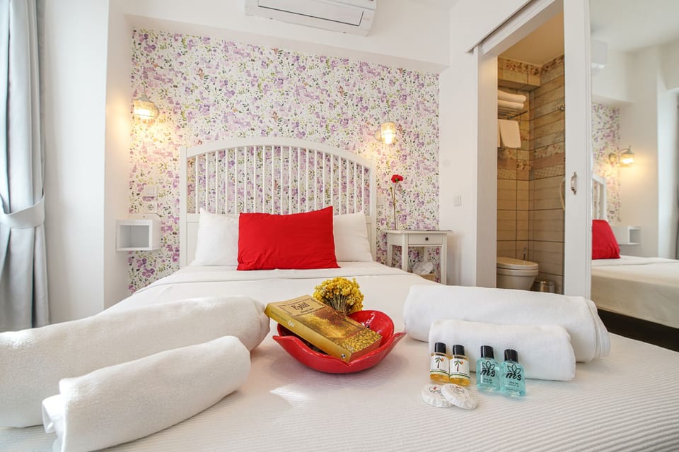 Deluxe Double Room, 1 Double Bed | Minibar, WiFi (free), bed sheets