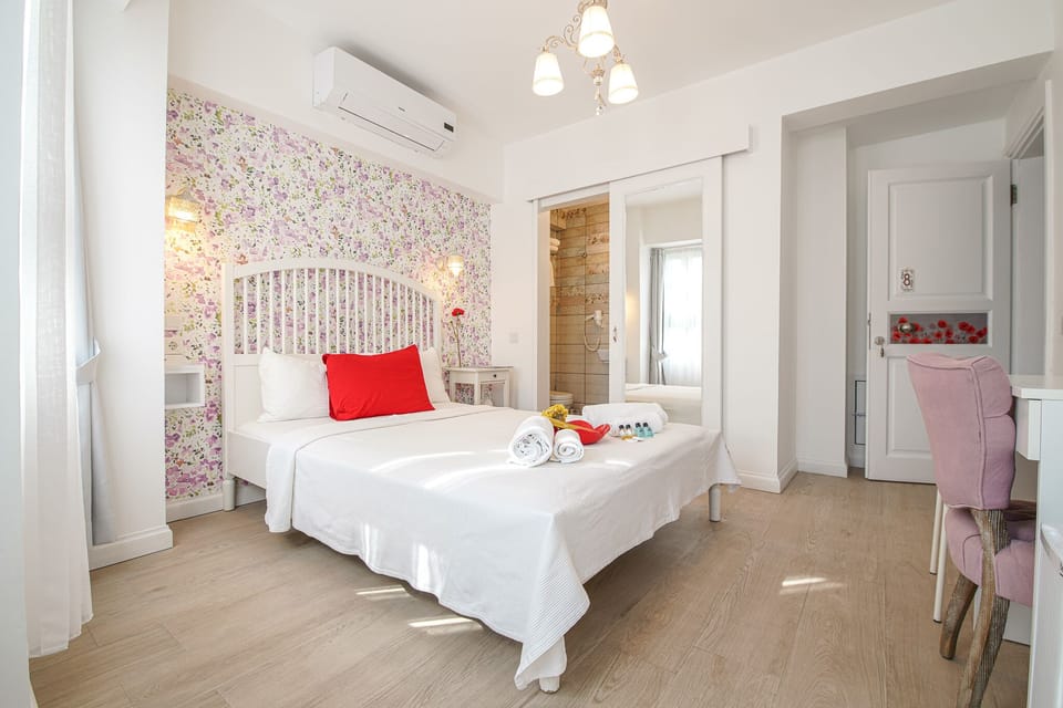 Deluxe Double Room, 1 Double Bed | Minibar, WiFi (free), bed sheets