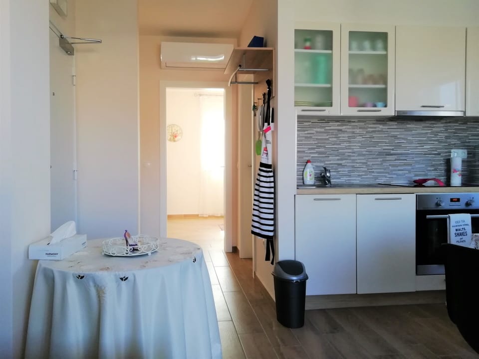 hallway, kitchen