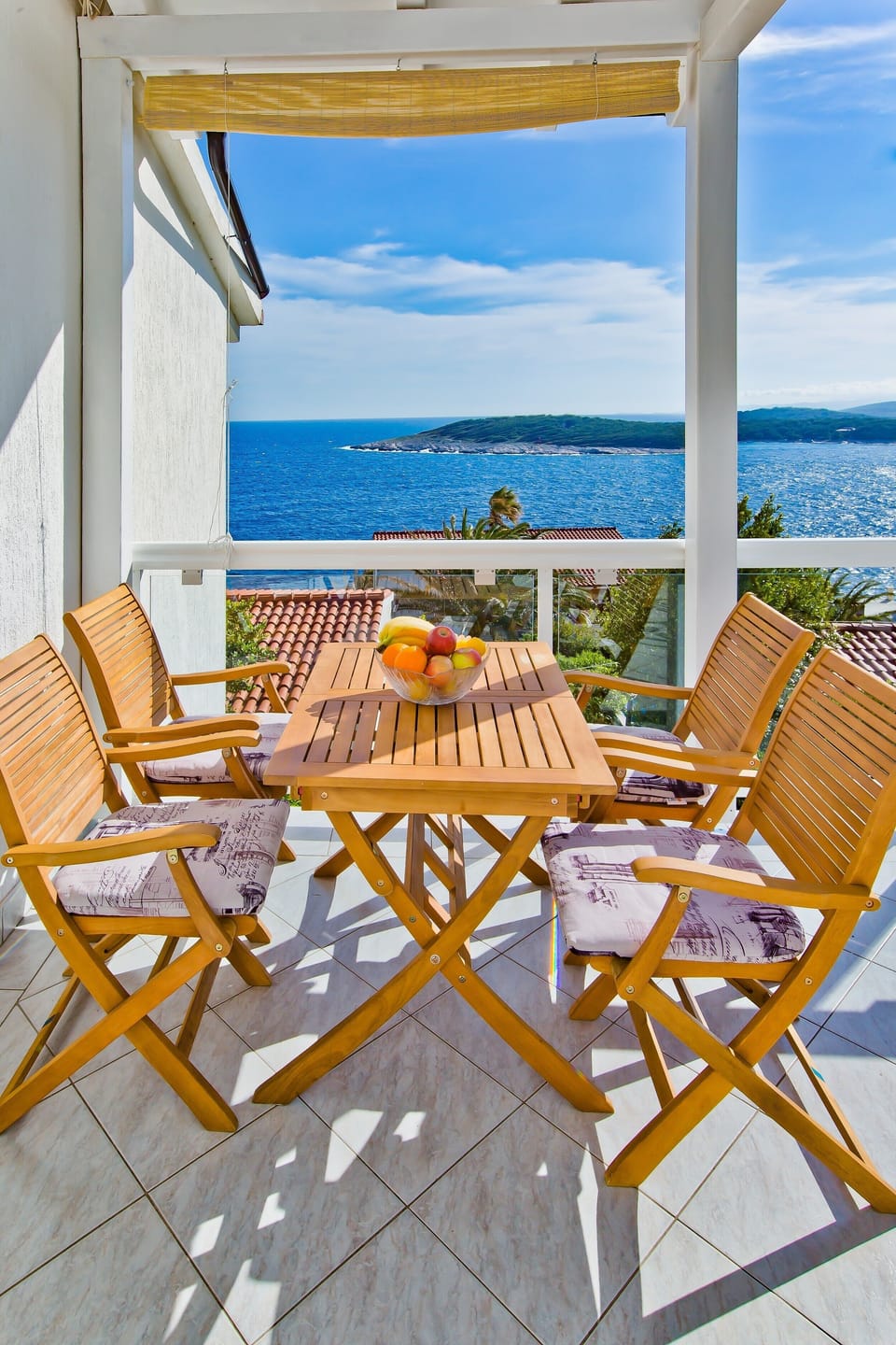 Seaview balcony, outdoor dining area
