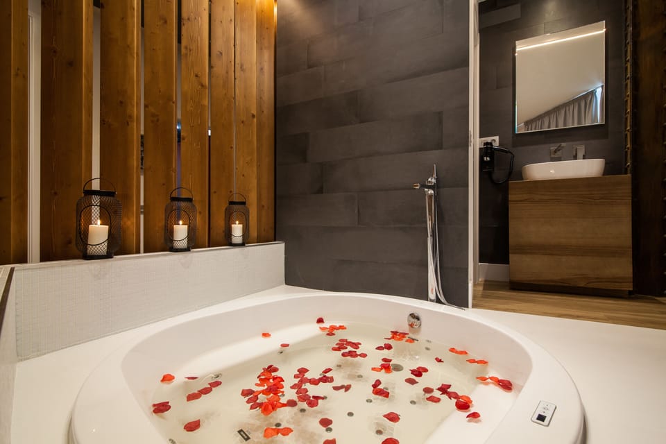 Premium Double Room, Jetted Tub (Lujo) | Bathroom | Shower, hair dryer, towels