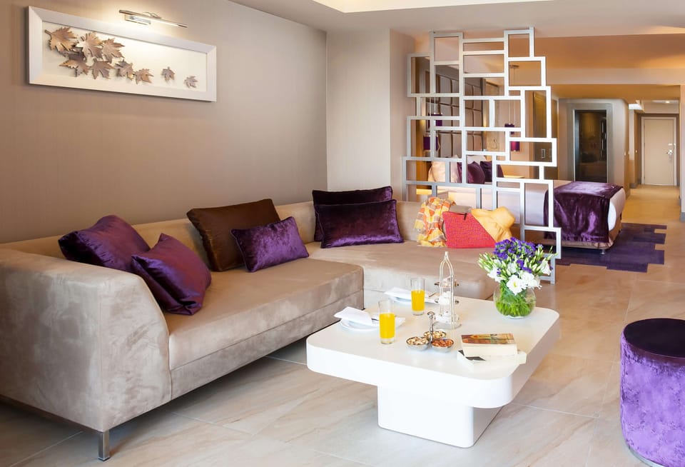 Free minibar, in-room safe, desk, free WiFi