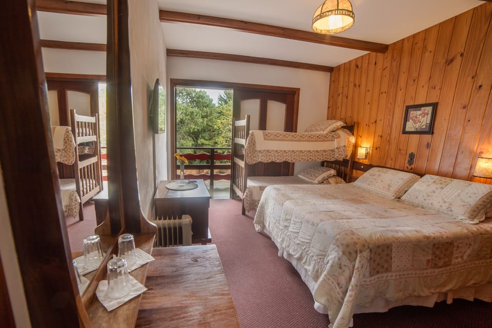 Deluxe Quadruple Room | Free WiFi, bed sheets