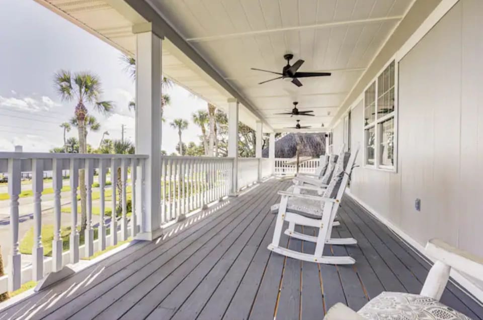 Upper deck balcony