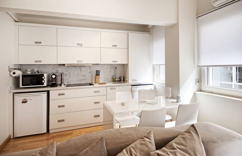 Executive Suite | Private kitchen | Mini-fridge, microwave, stovetop, espresso maker