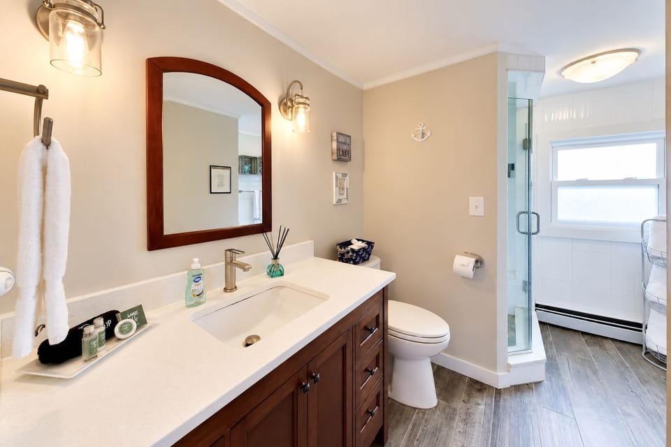 Upstairs Full Bathroom