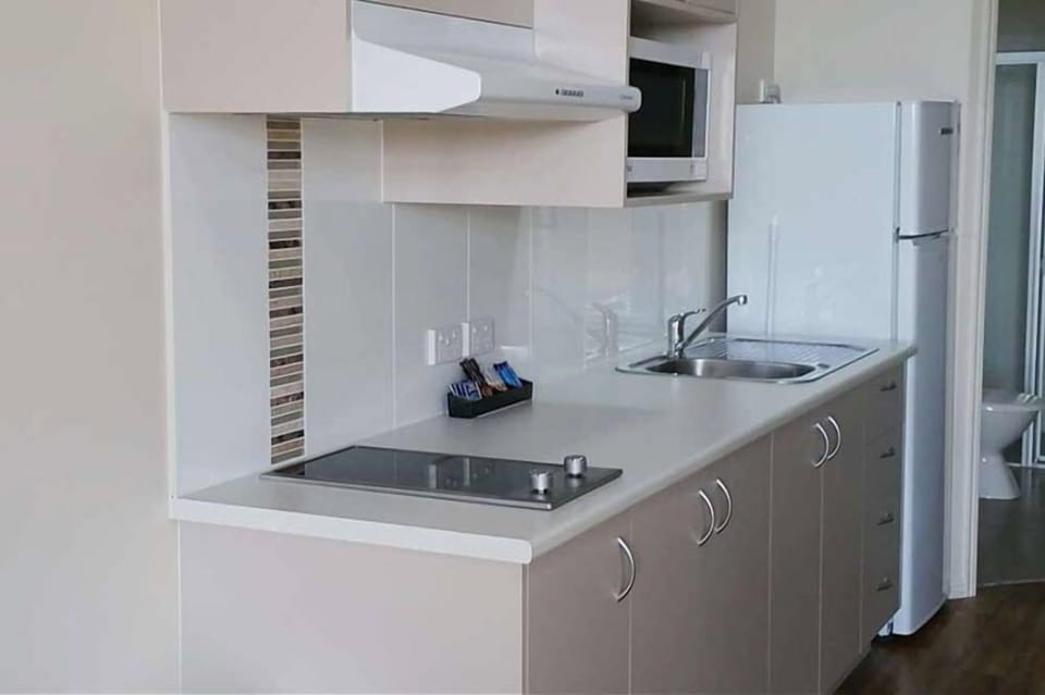 Waterfront Cabin (2BR) | Private kitchen | Electric kettle, dining tables