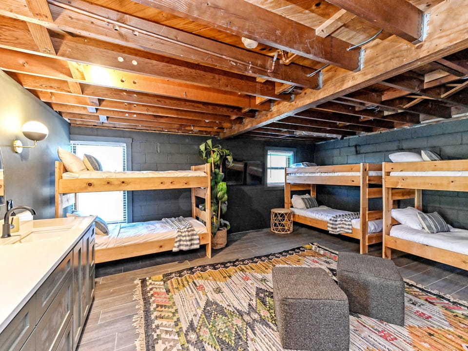 Bunkbed Room Basement: Twin Beds x 6
