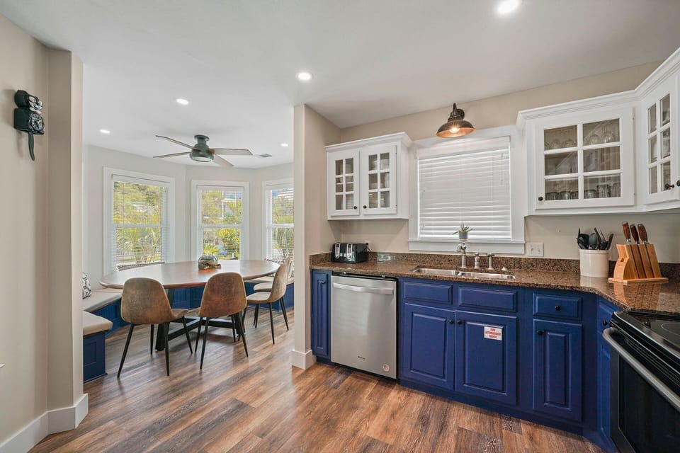 The Flying Dutchman - Crystal Beach - Breakfast Nook &  Kitchen