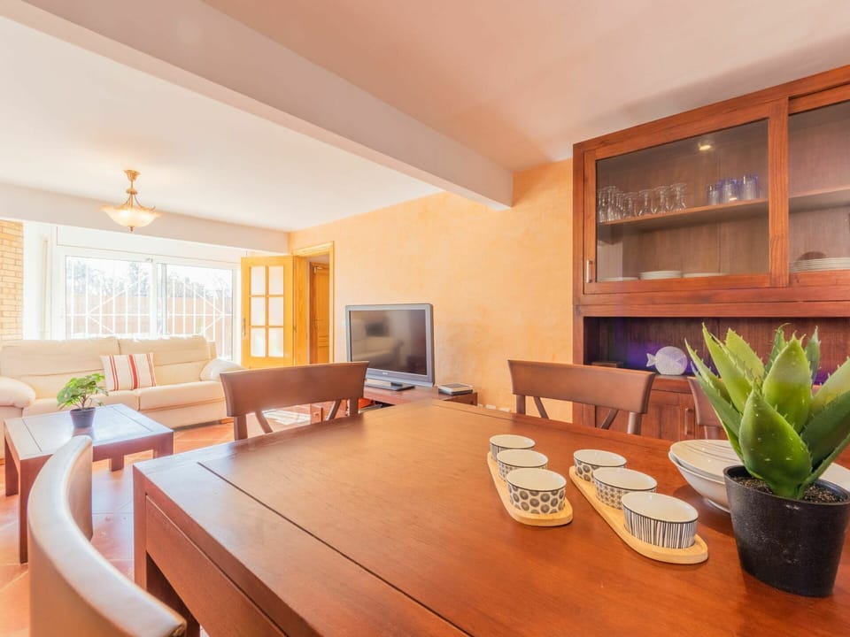 Table, Furniture, Property, Plant, Houseplant, Wood, Window, Lighting, Flooring, Couch