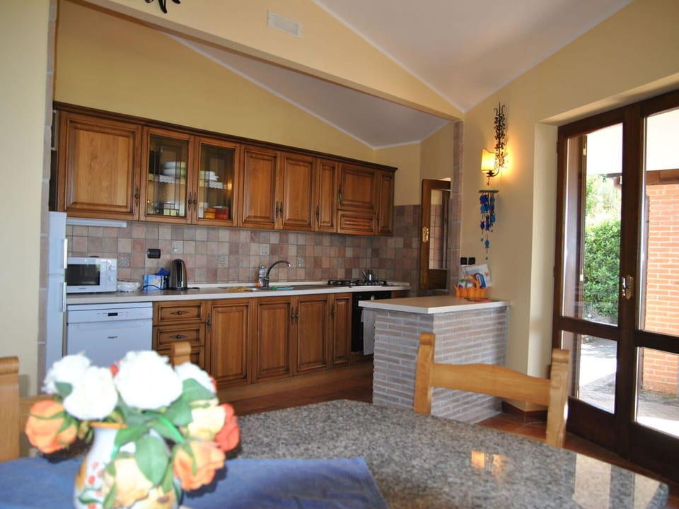 Water, Body Of Water, Coast, Coastal And Oceanic Landforms, Sea, Residential Area, Landscape, Ocean, Headland