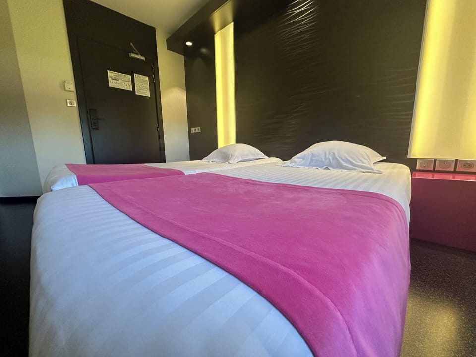 Twin Room | Premium bedding, desk, soundproofing, iron/ironing board