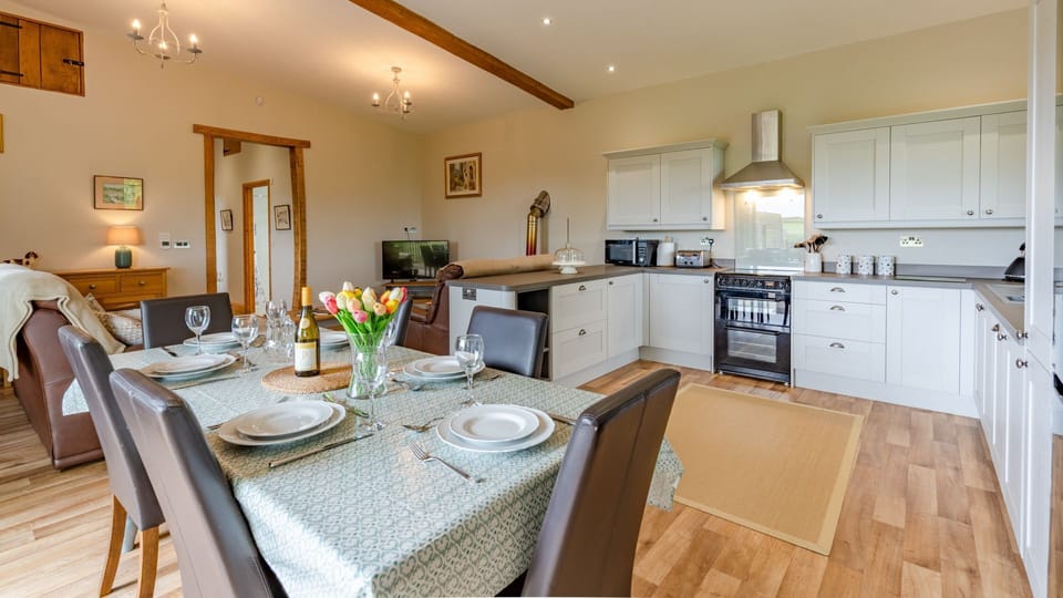 Dining area to kitchen, Old Stables, Bolthole Retreats