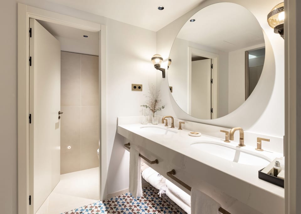Grand Deluxe Room | Bathroom | Separate tub and shower, designer toiletries, hair dryer, bathrobes