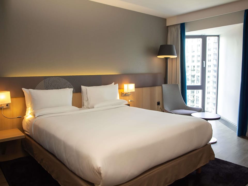 Hypo-allergenic bedding, minibar, in-room safe, desk