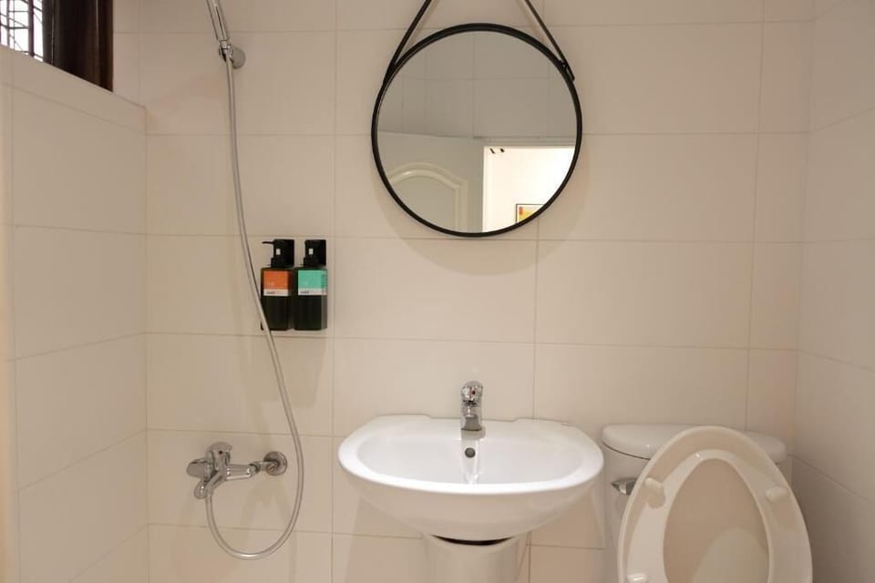 Comfort Double Room | Bathroom | Shower, free toiletries, hair dryer, slippers