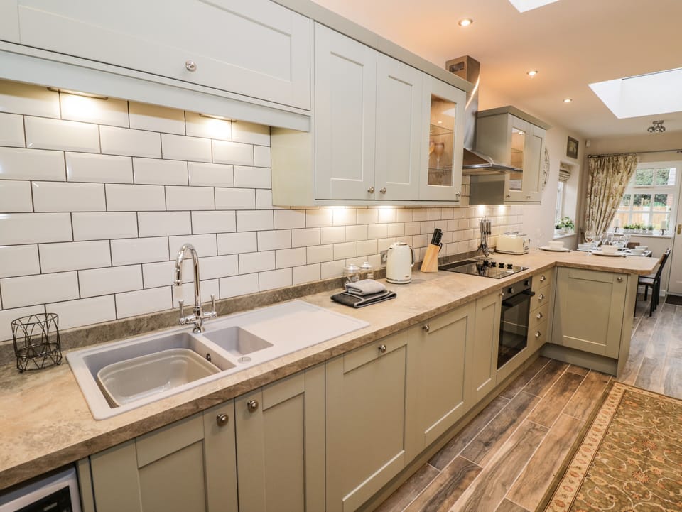 Cottage | Private kitchen | Fridge, microwave, dishwasher, electric kettle