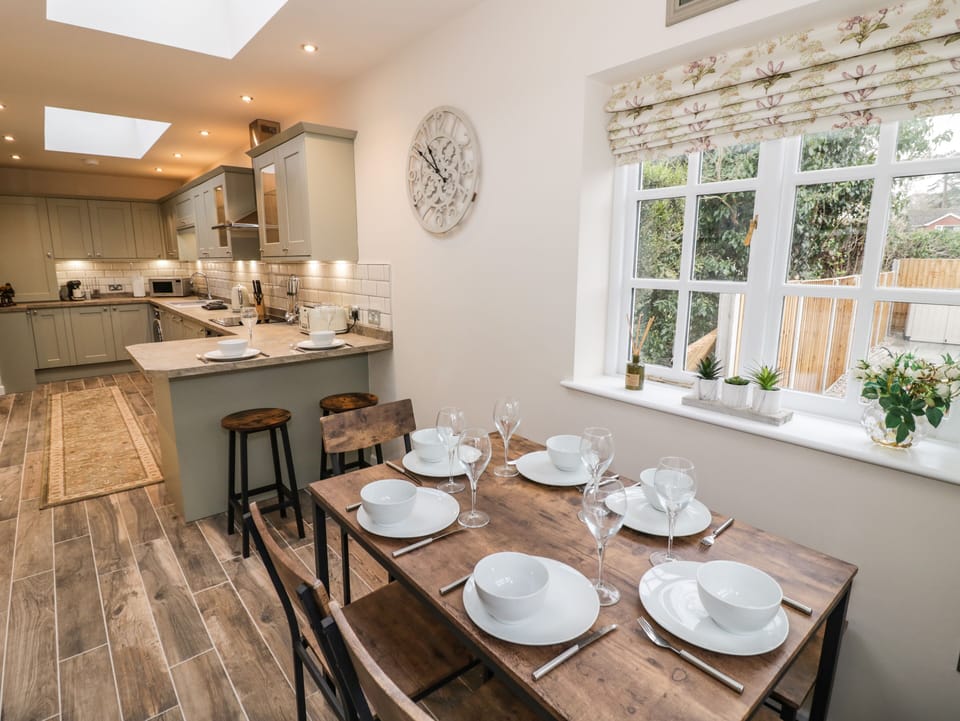 Cottage | Dining