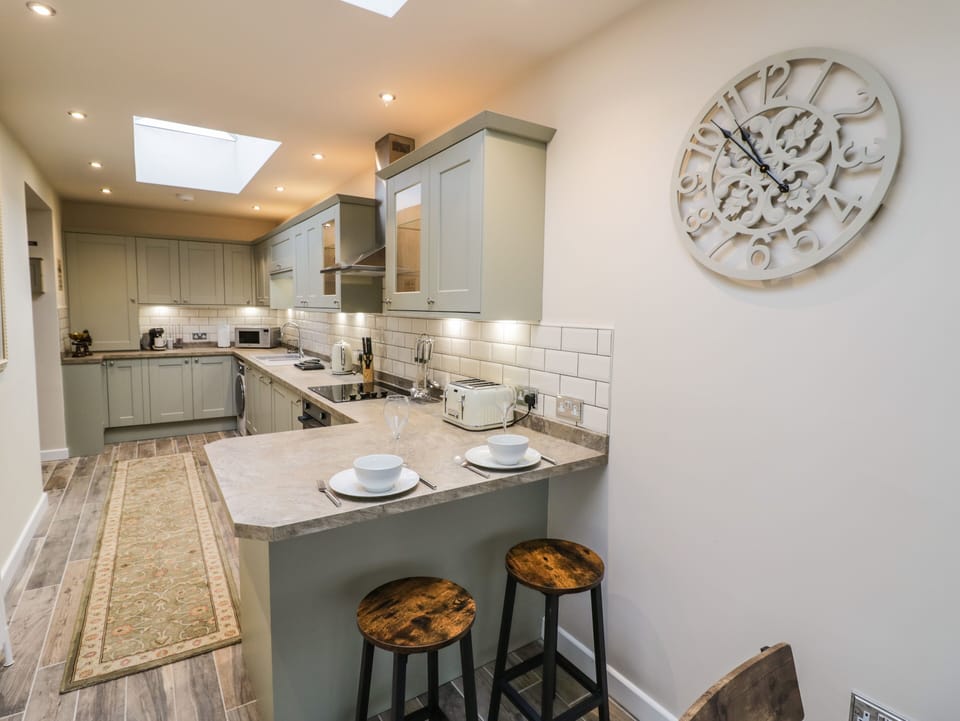 Cottage | Private kitchen | Fridge, microwave, dishwasher, electric kettle