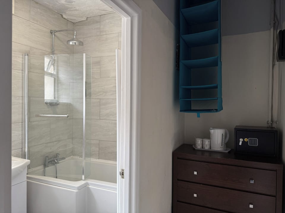 Classic Twin Room, 2 Twin Beds | Bathroom | Hair dryer, towels, soap, shampoo