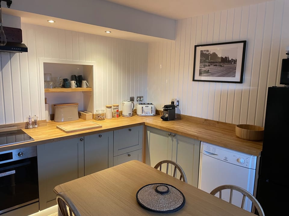 Cottage | Private kitchen | Fridge, microwave, oven, stovetop