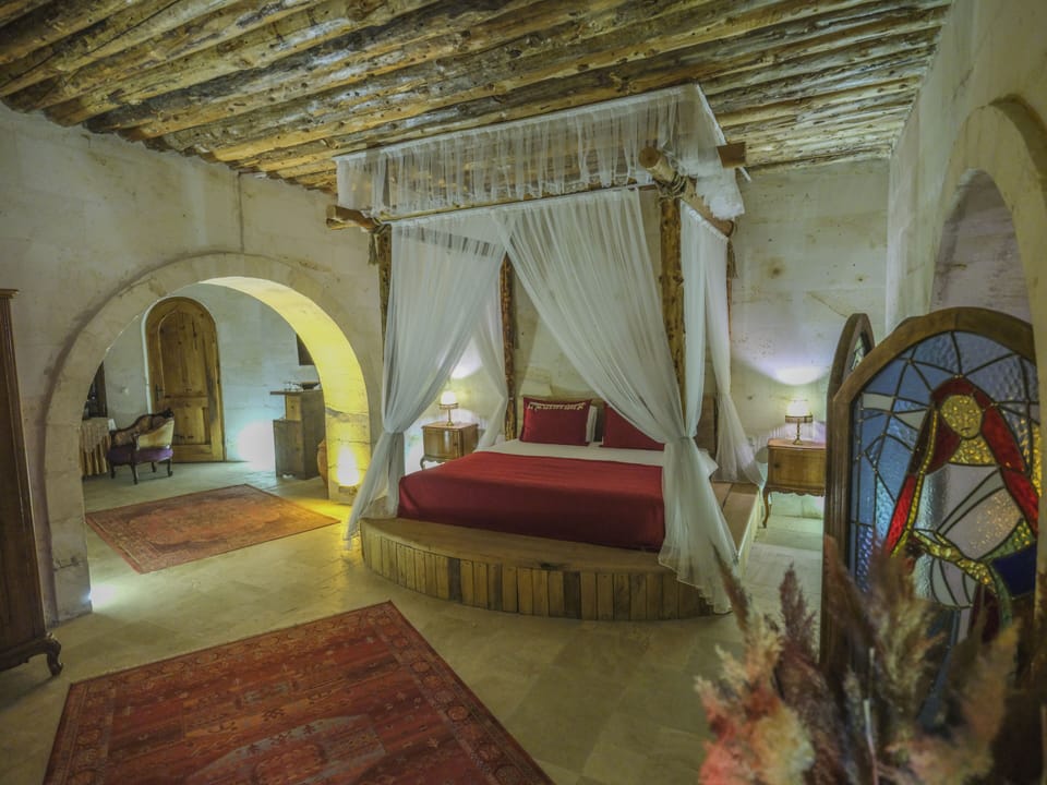 Presidential Suite | Hypo-allergenic bedding, minibar, individually decorated
