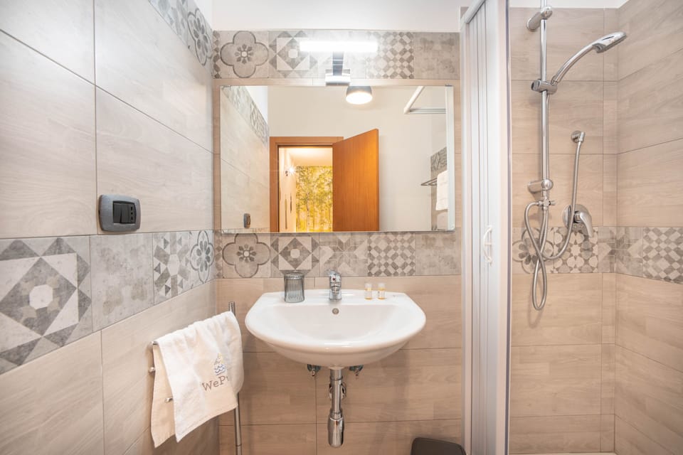 Double Room | Bathroom | Shower, free toiletries, bidet, towels