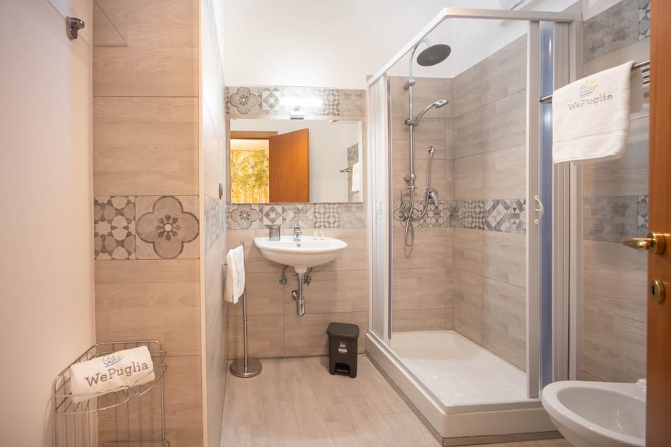 Double Room | Bathroom | Shower, free toiletries, bidet, towels