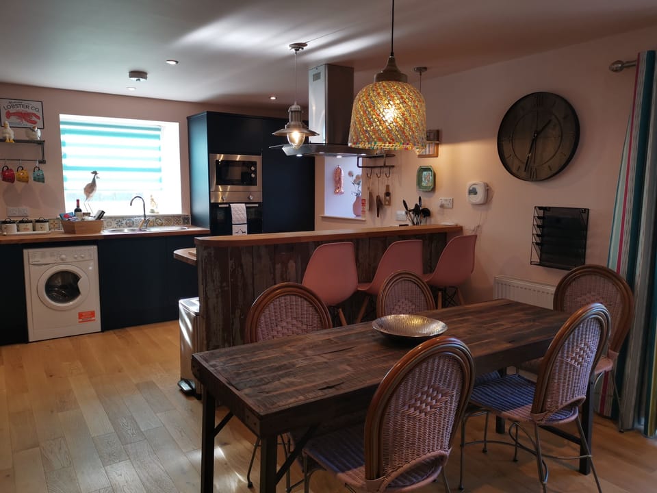 DINING/KITCHEN AREA